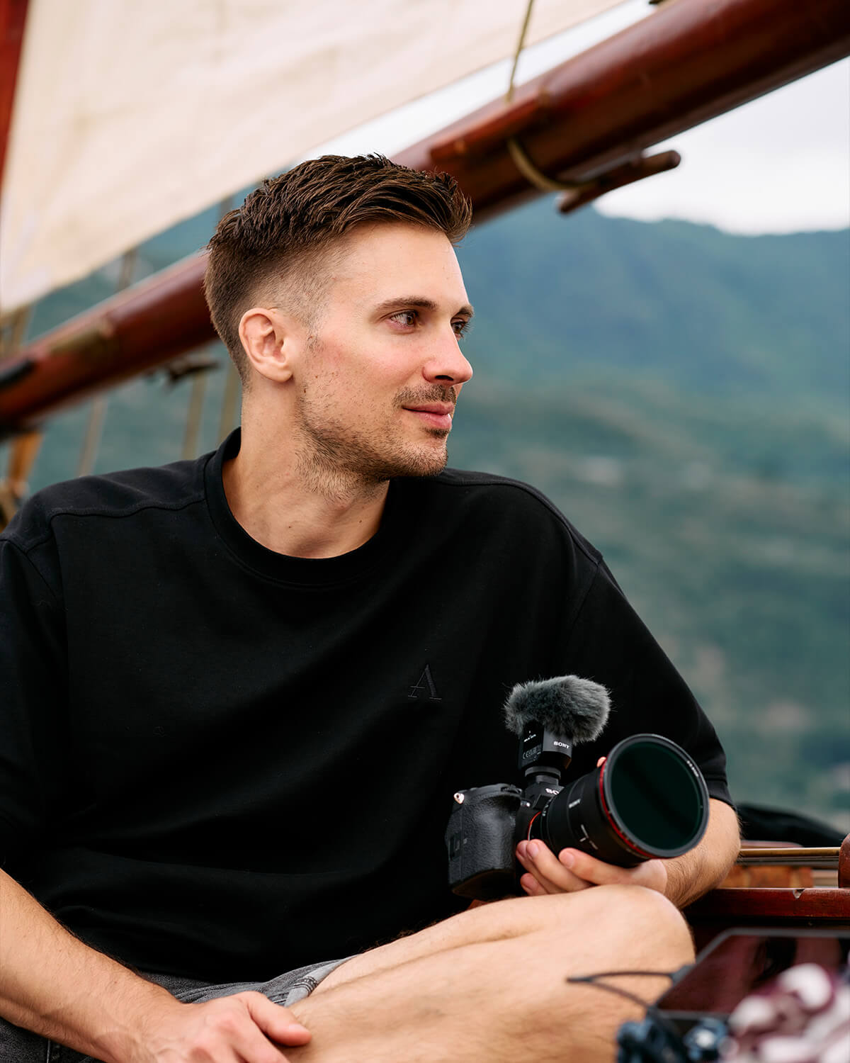Portret van filmmaker Matthijs de Deugd met camera