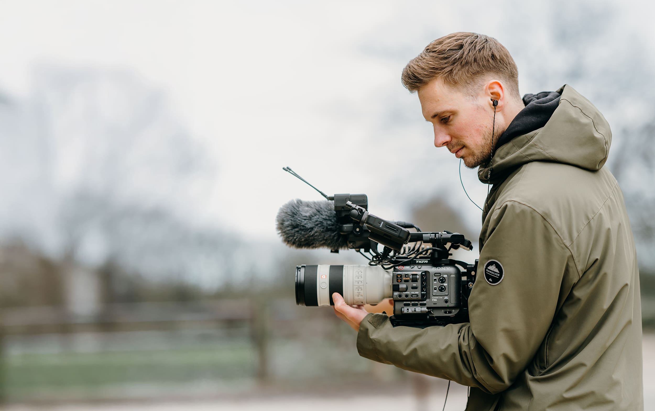 Filmmaker Matthijs de Deugd met camera in warm tegenlicht