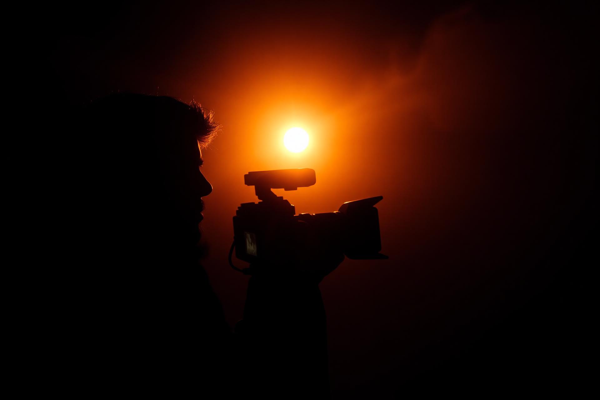 Filmmaker Matthijs de Deugd met camera in warm tegenlicht